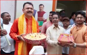 ঝালমুড়ির ঝাঁঝে কুপোকাত তৃণমূল, মুরলীধর সেন লেনে বিজেপির অকাল হোলি
